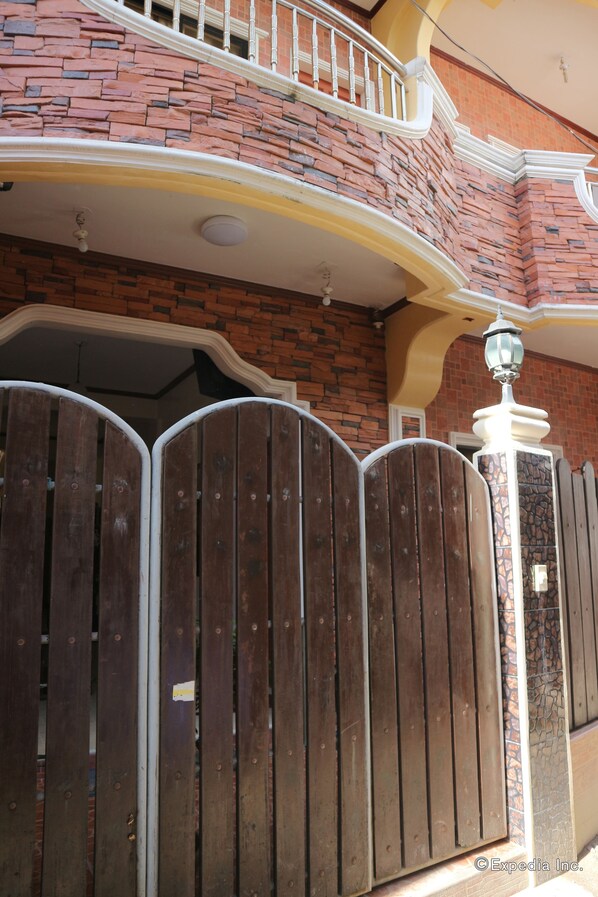 Exterior - AJ Travellers Inn (Boracay Island)