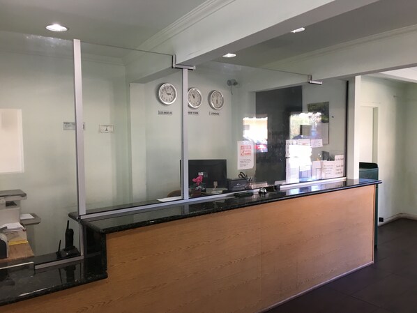 ฝ่ายต้อนรับ