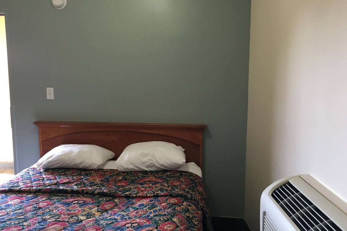 Comfort Room, 1 Queen Bed, Non Smoking | Desk, WiFi (free), bed sheets