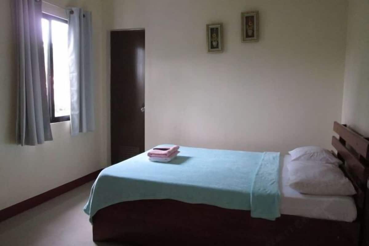 Escriptori, cortines opaques, llits addicionals i roba de llit