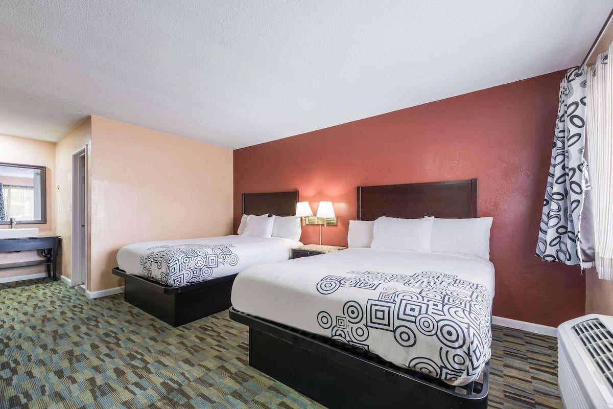 Standard Room, 2 Queen Beds, Non Smoking | WiFi (free)