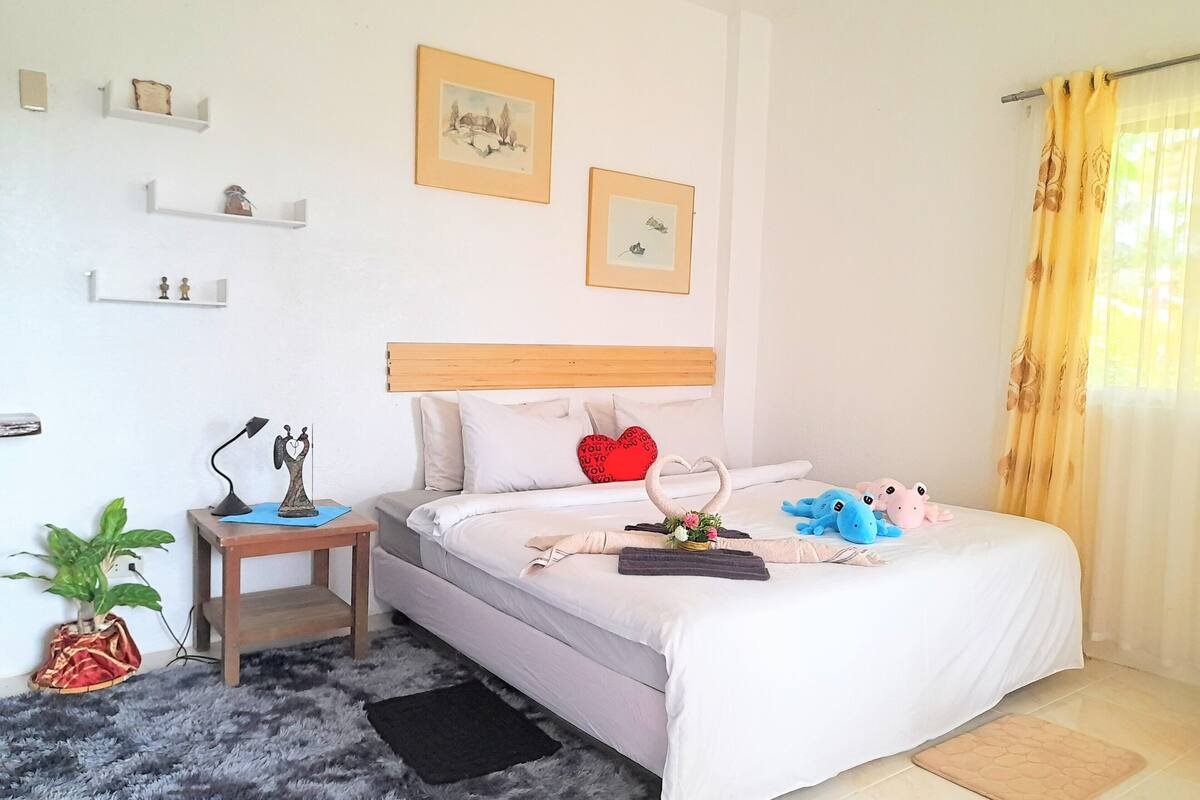 premier room, 1 bedroom, balcony | 1 bedroom, minibar, bed sheets