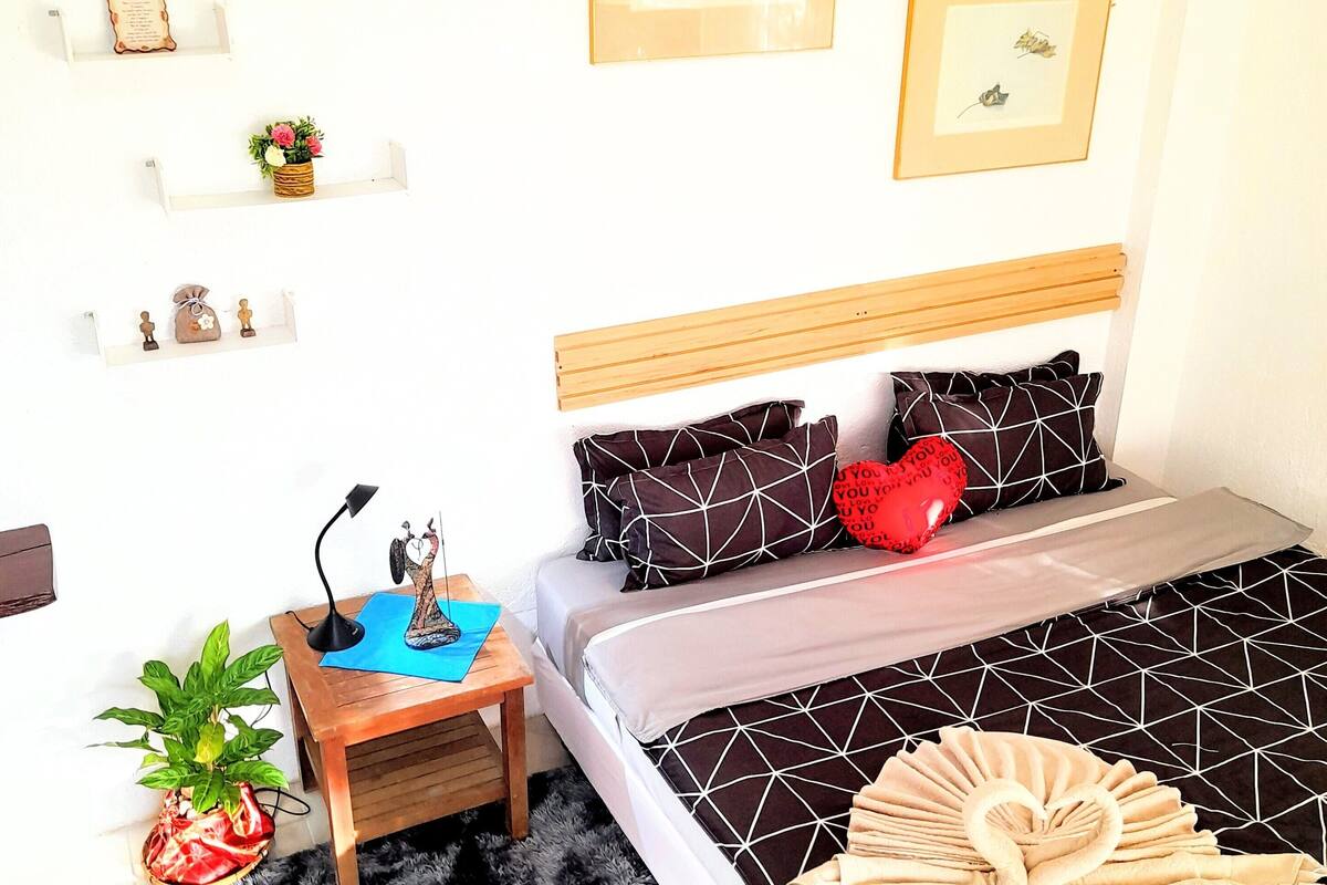 premier room, 1 bedroom, balcony | 1 bedroom, minibar, bed sheets