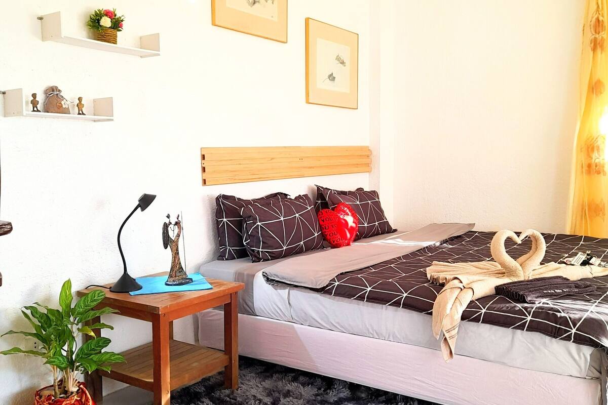 premier room, 1 bedroom, balcony | 1 bedroom, minibar, bed sheets