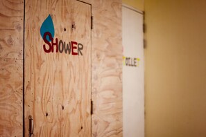 Bathroom shower - Urban Art Guesthouse (Seoul)