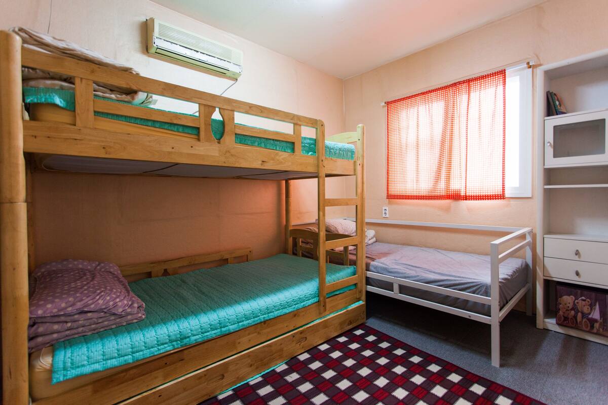 Phòng 3 (3 Single Beds, 1 Cot) | Giường gấp/giường phụ (phụ phí), truy cập Internet không dây miễn phí 