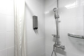 Suihku, ilmaiset hygieniatuotteet, hiustenkuivaaja, tohvelit