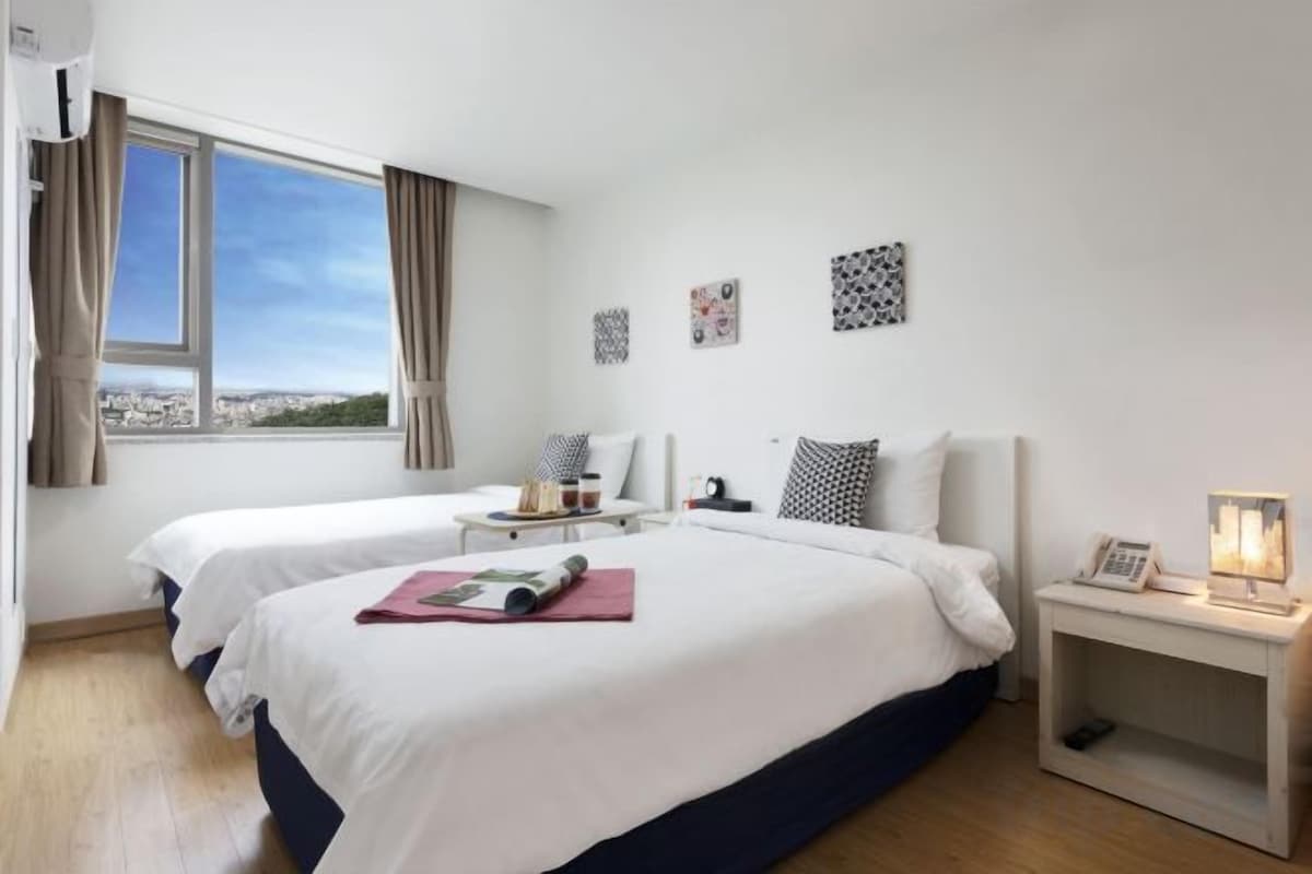 Camas con pillow-top, escritorio y tabla de planchar con plancha