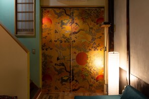 Lobby sitting area - Himeji 588 Guesthouse – Hostel (Himeji)