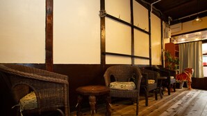 Ein traditioneller japanischer Raum mit Tatami-Bodenbelägen, niedrigen Holztischen und gewebten Möbeln.