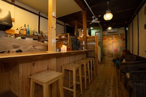 Bar (trong khuôn viên)