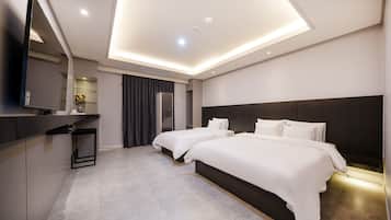 Standard Twin Room | Living area | 50-inch flat-screen TV with cable channels, TV, Netflix