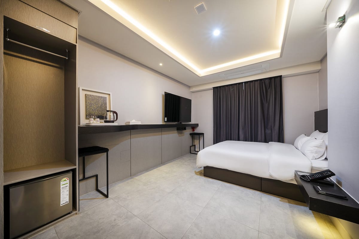 Standard-Doppelzimmer | Wohnbereich | 50-Zoll-Flachbildfernseher mit Kabelempfang, Fernseher, Netflix