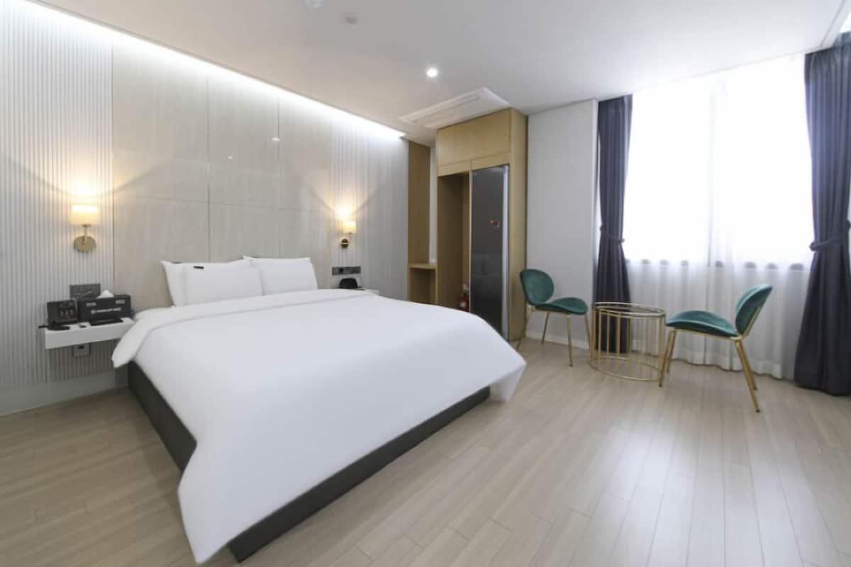 Deluxe Double Room | 1 bedroom, premium bedding, minibar, blackout drapes