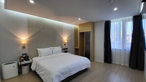 A modern hotel room with a large bed, bedside lamps, a wardrobe, and a large window with curtains. - Browndot Gwangju Sangmu (Gwangju)