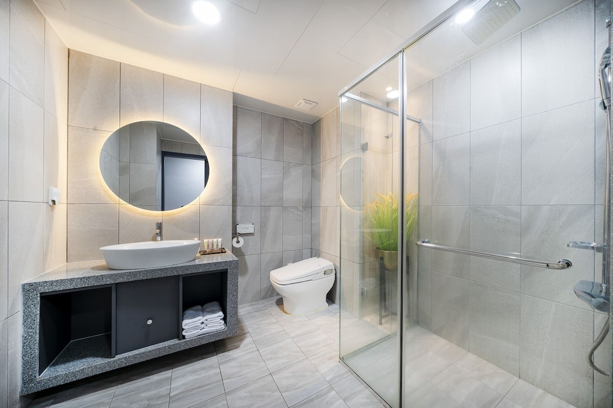 Deluxe-Zweibettzimmer | Badezimmer | Kostenlose Toilettenartikel, Haartrockner, Bademäntel, Hausschuhe