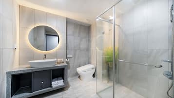 Deluxe Twin Room | Bathroom | Free toiletries, hair dryer, bathrobes, slippers