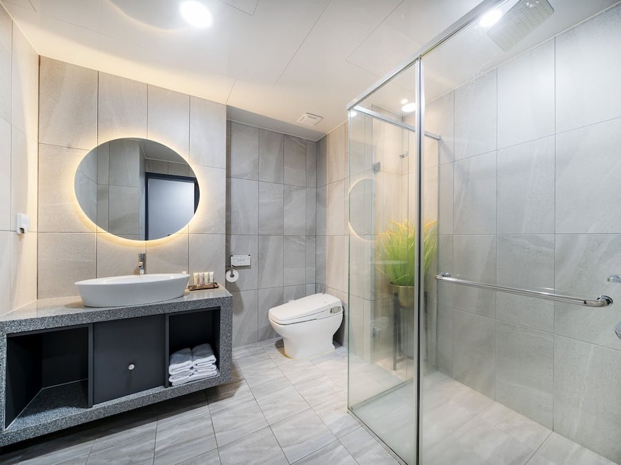 Deluxe Twin Room | Bathroom | Free toiletries, hair dryer, bathrobes, slippers