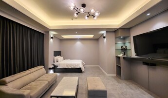 Luxury Suite Room | Roupas de cama premium, frigobar, cortinas blackout