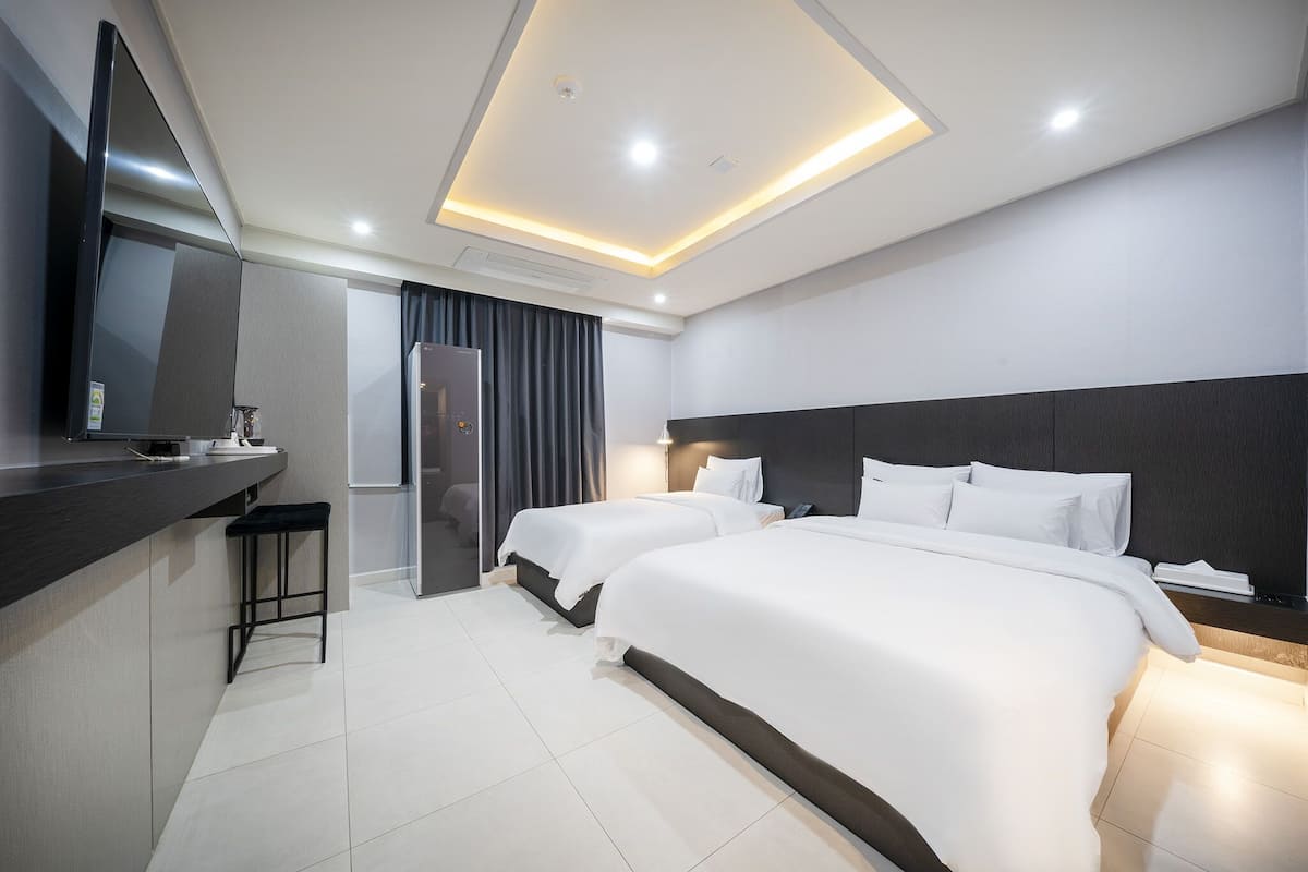 Deluxe-Zweibettzimmer | Wohnbereich | 50-Zoll-Flachbildfernseher mit Kabelempfang, Fernseher, Netflix