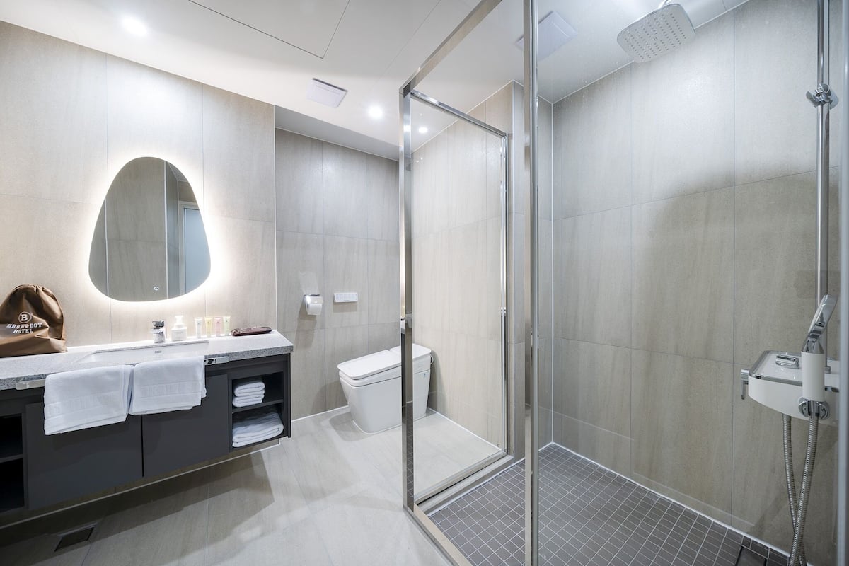 Deluxe-Zweibettzimmer | Badezimmer | Kostenlose Toilettenartikel, Haartrockner, Bademäntel, Hausschuhe