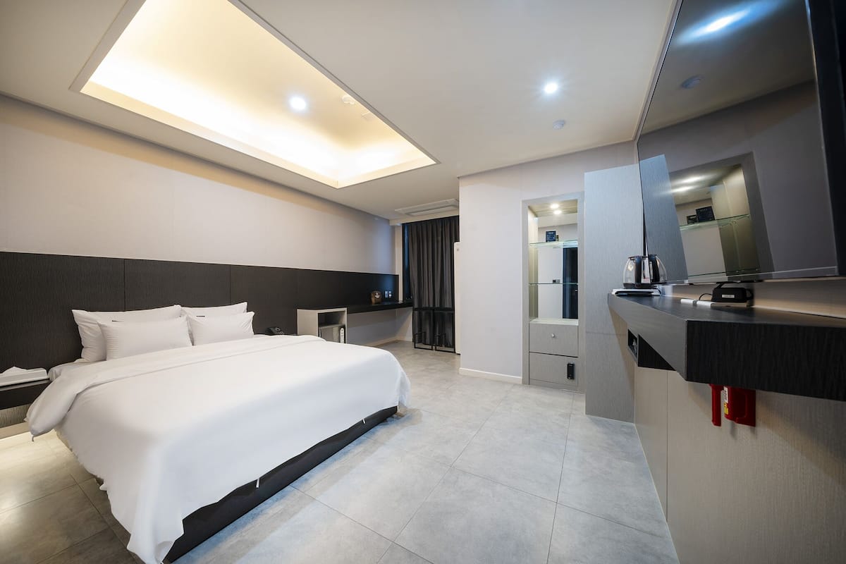 Deluxe-Doppelzimmer | Wohnbereich | 50-Zoll-Flachbildfernseher mit Kabelempfang, Fernseher, Netflix