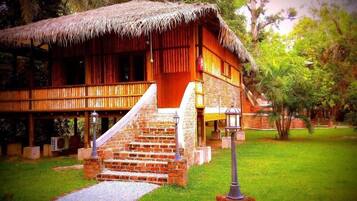 Deluxe Villa, Hot Tub, River View | Bed sheets