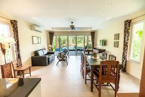 Golden Suite Golf Court View, Private Pool | Wohnbereich | Flachbildfernseher