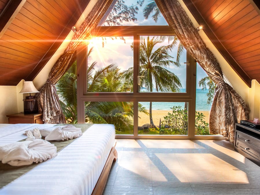 Een minibar, een kluis op de kamer, een bureau, een laptopwerkplek