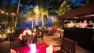 Breakfast, lunch, dinner served; Thai cuisine