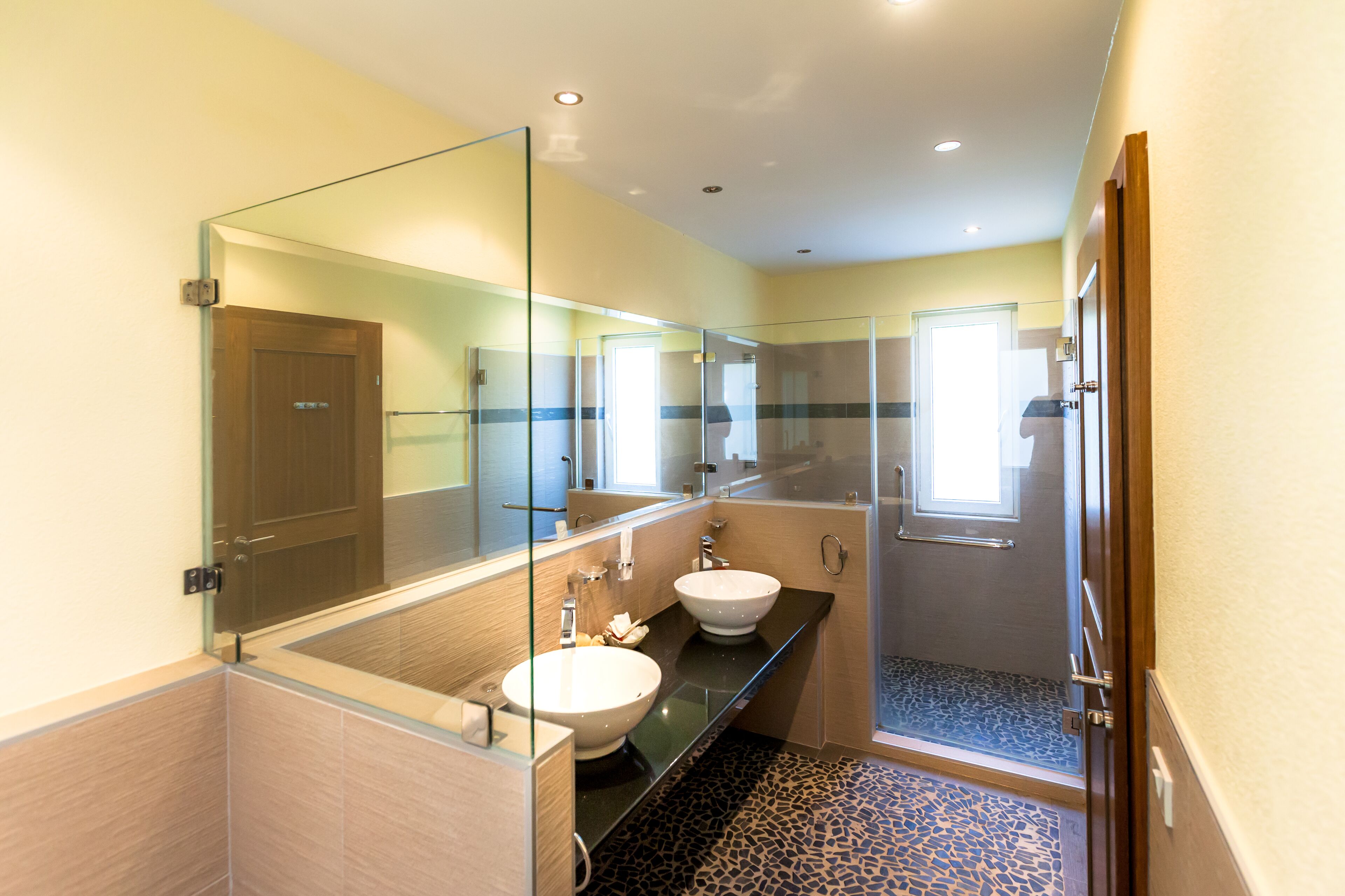 royal villa, 3 bedrooms | bathroom | shower, free toiletries, hair dryer, bathrobes