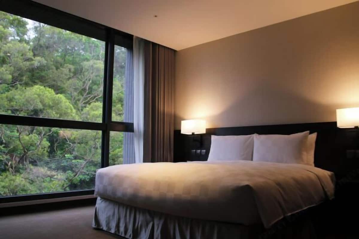 Luxe beddengoed, een minibar, een kluis op de kamer, een bureau