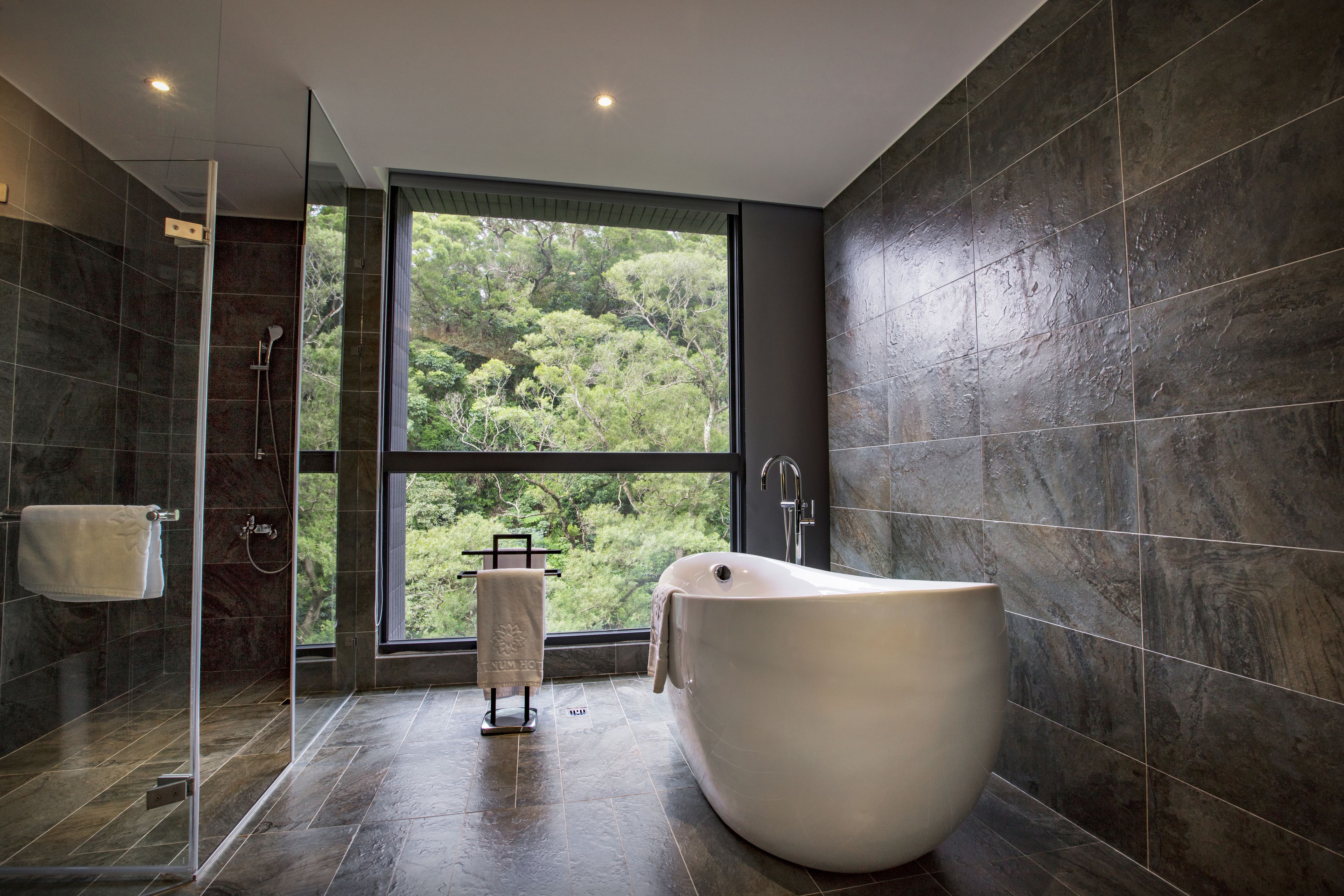 premium single room | premium bedding, minibar, in-room safe, desk