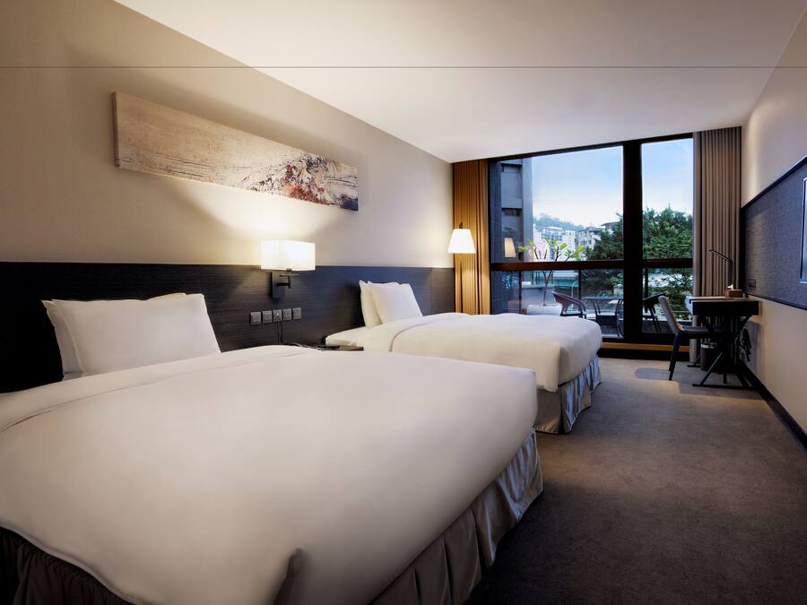 Premium bedding, minibar, in-room safe, desk