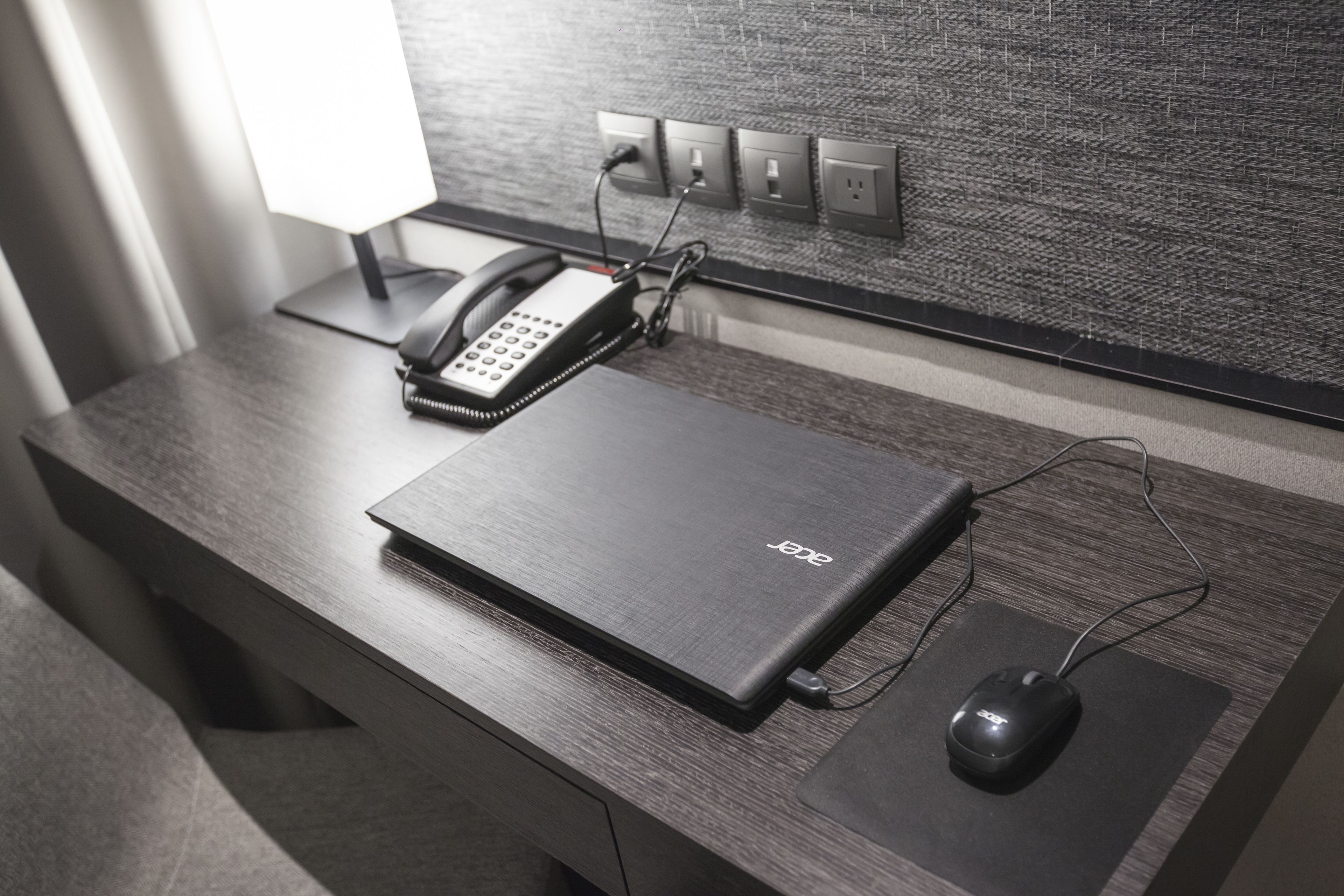 deluxe twin room | in-room business centre