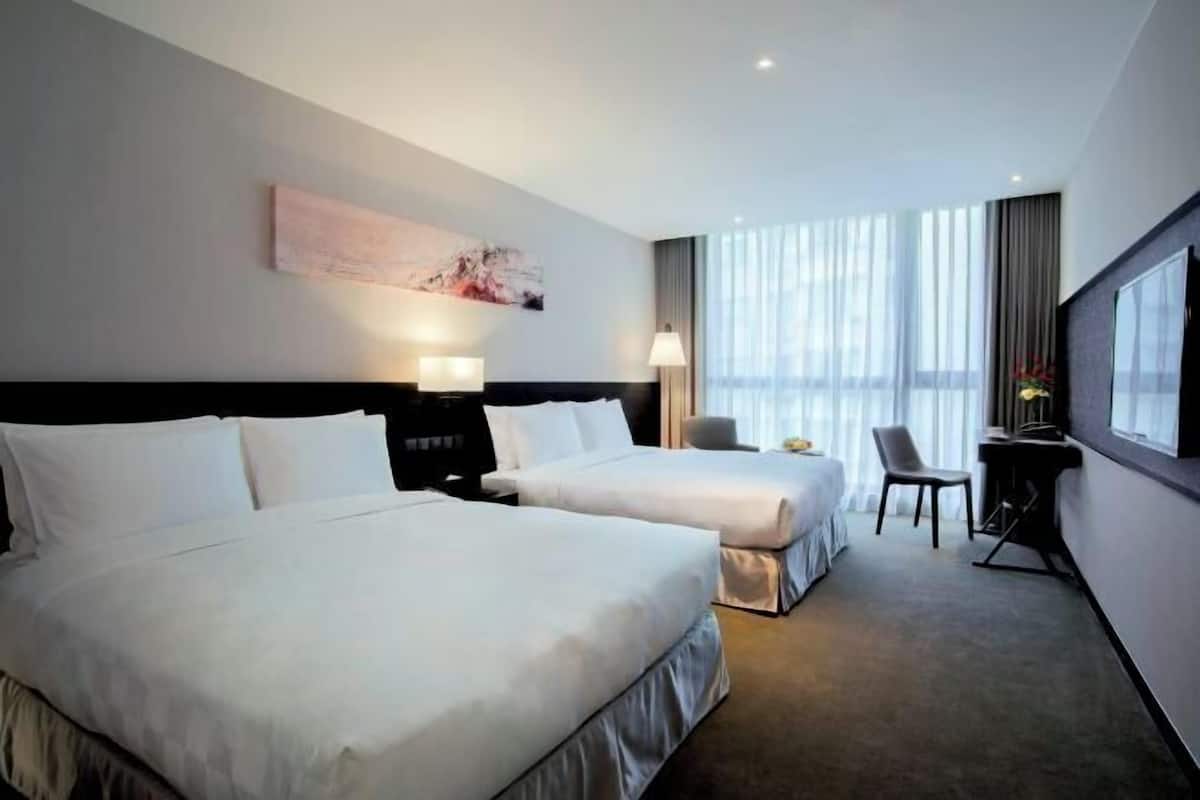 Roupas de cama premium, frigobar, cofres nos quartos, escrivaninha