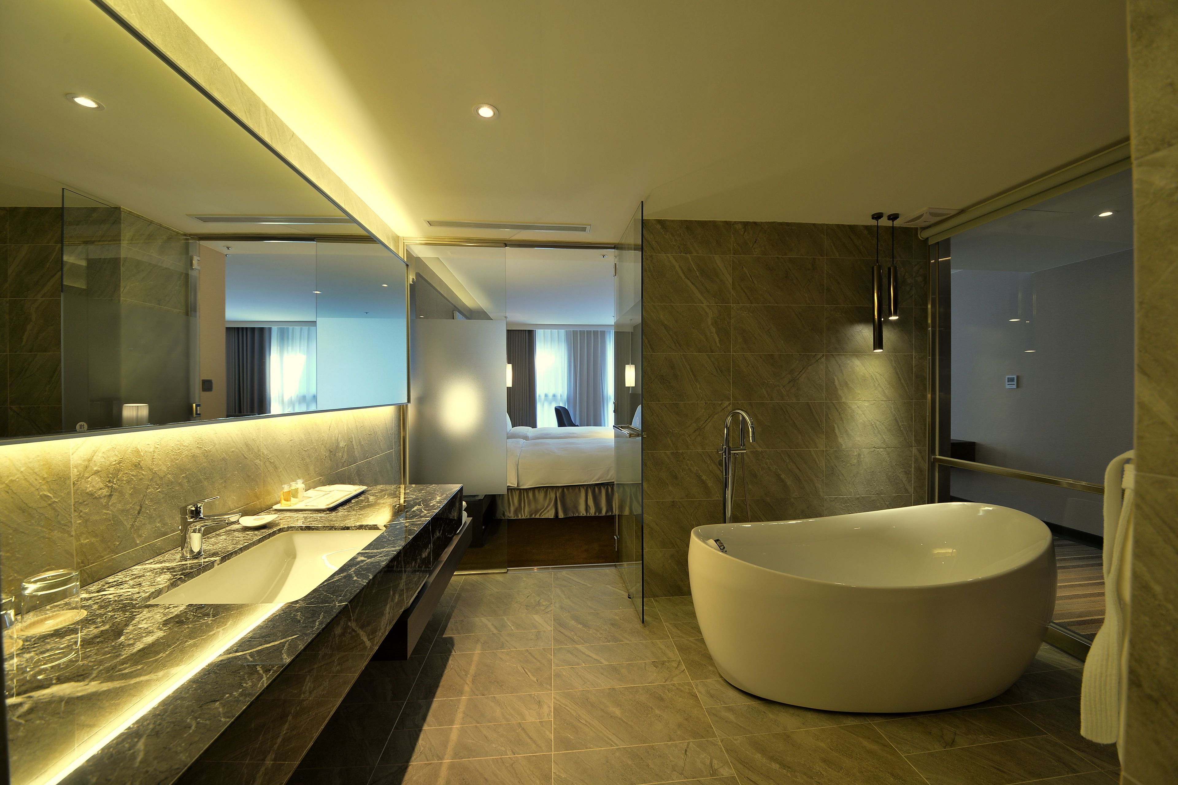 executive twin room | bathroom | shower, hydromassage showerhead, free toiletries, hair dryer