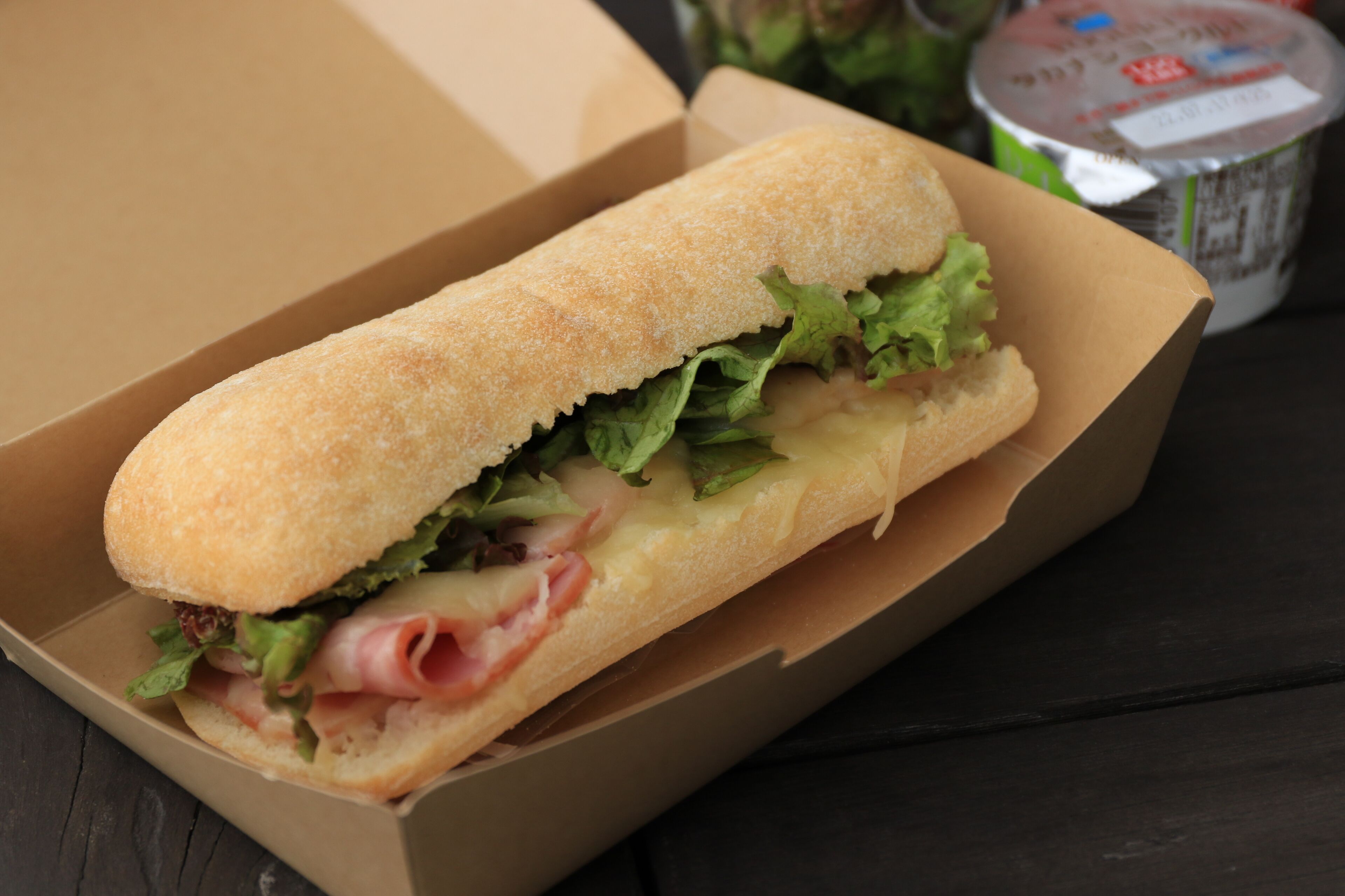Un panino in una scatola di cartone.