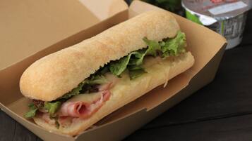 Un panino in una scatola di cartone.