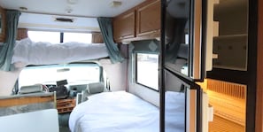 Habitació amb dos llits individuals, no fumadors, bany compartit (Mobile Camping Car) | Roba de llit