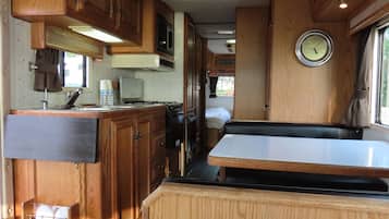 Mobile Camping Car Deluxe Twin +extra, Non Smoking | Bed sheets