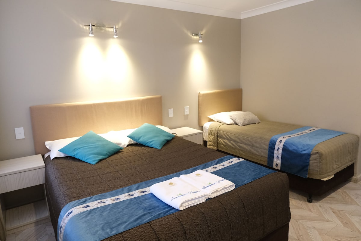 Minibar, skrivebord, strykejern/-brett og wi-fi (inkludert)