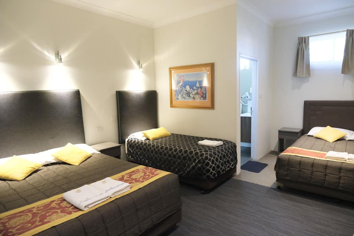 Familierom (2 Queen and 1 Single beds) | Minibar, skrivebord, strykejern/-brett og wi-fi (inkludert)