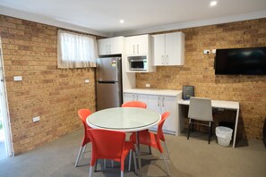 Large Family Room Upstairs Room - 2 Queen Bed and 1 Single Bed | Dining room