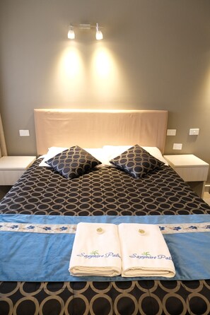 Queen Room | Minibar, desk, iron/ironing board, free WiFi - Sapphire Palms Motel (The Entrance)