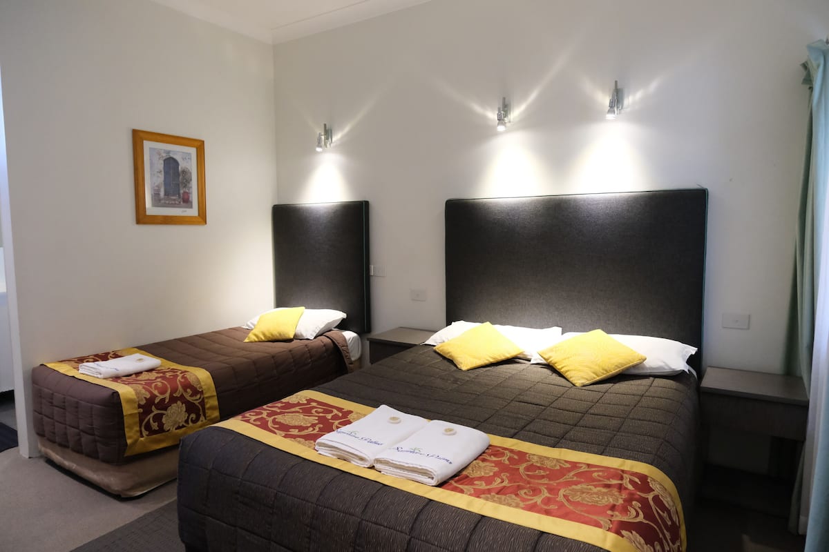 Familierom (Ground Floor) | Minibar, skrivebord, strykejern/-brett og wi-fi (inkludert)