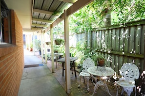 Garden view - Sapphire Palms Motel (The Entrance)