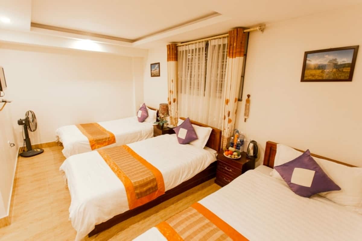 Habitación triple | Escritorio, sistema de insonorización, wifi gratis y ropa de cama