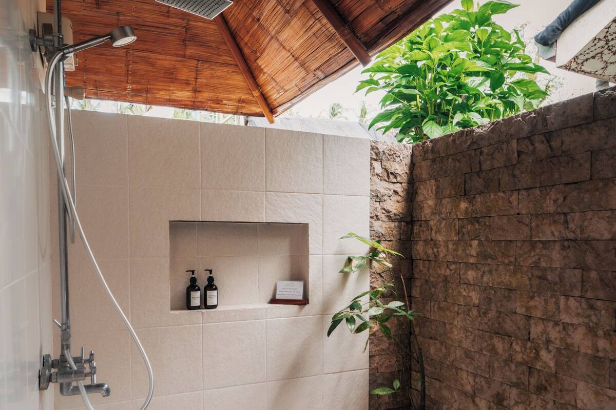 room (pool view king) | bathroom | shower, rainfall showerhead, free toiletries, towels
