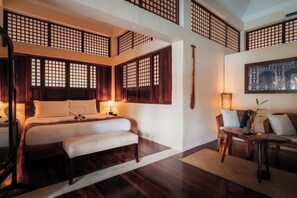 Habitación (Pool View King) | Minibar, caja fuerte, decoración individual y mobiliario individual